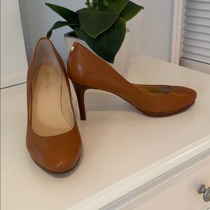 Like new cognac round toe pumps